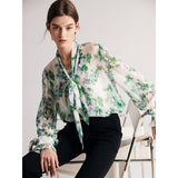 Blusa floral con cuello de lazo en mezcla de seda para mujer