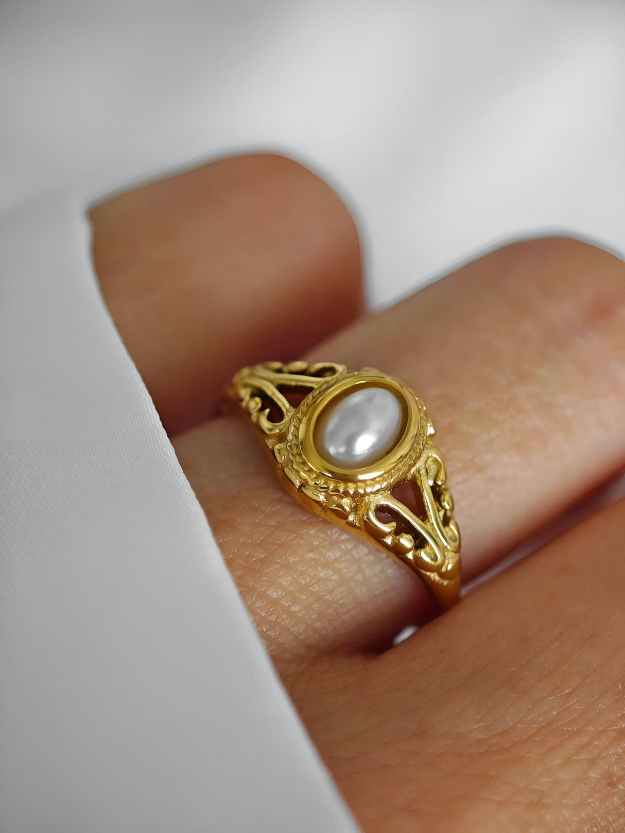 Anillo de perla de agua dulce con textura hueca bañado en oro de 18 quilates