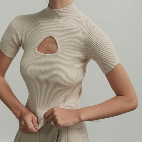 Jersey de punto de manga corta con cuello medio alto para mujer