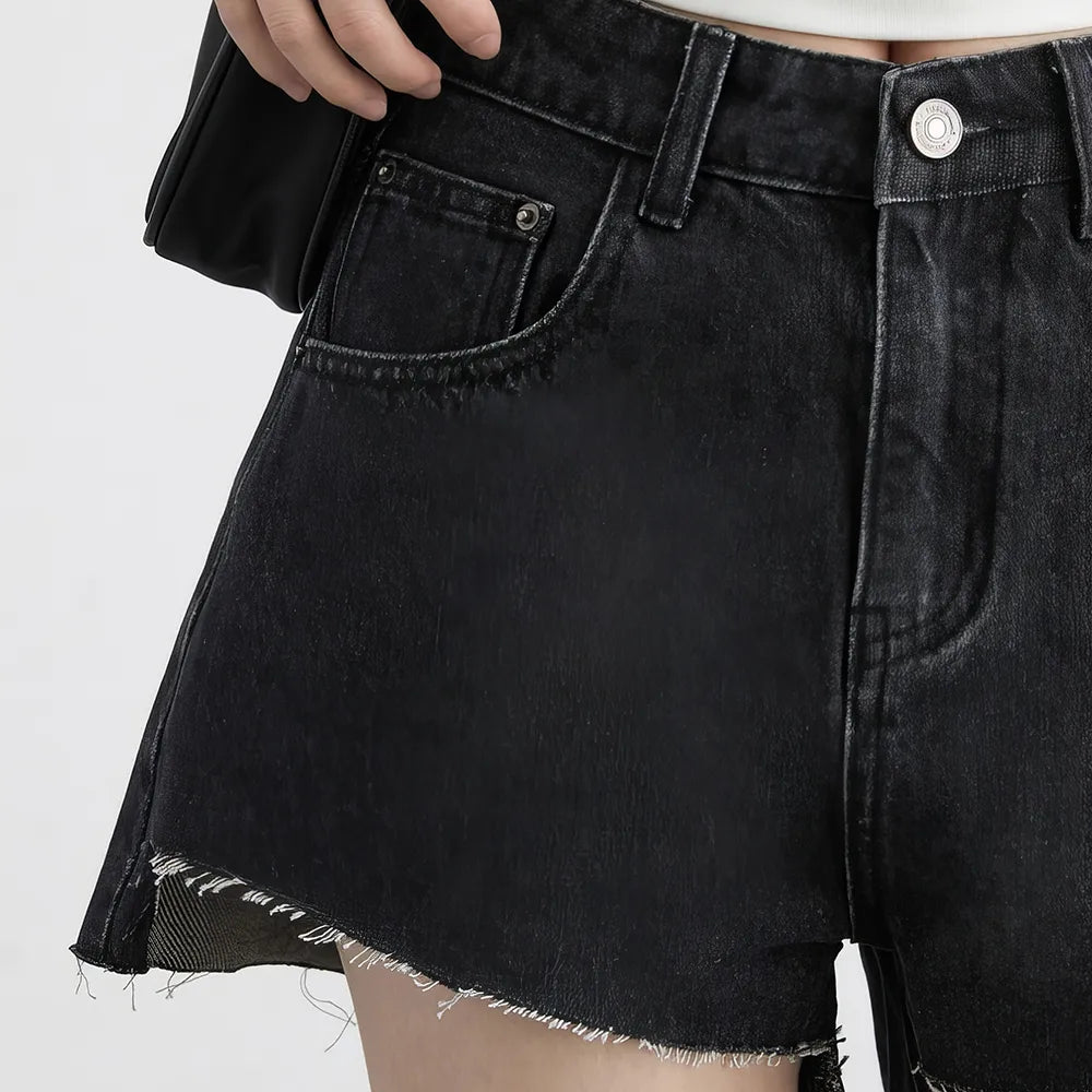 Jeansshorts mit hoher Taille und asymmetrischem Saum