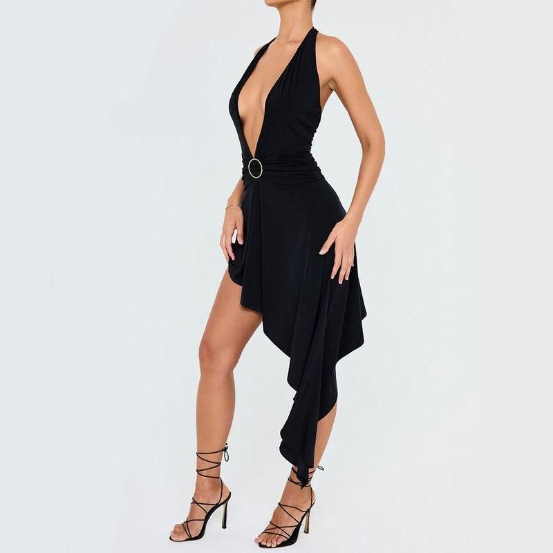 Sensual vestido midi con cuello halter y abertura hasta el muslo