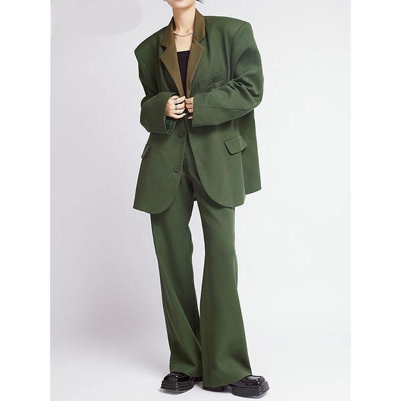 Grüner Blazer und weite Hose für Damen