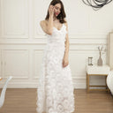 Vestido largo de encaje con detalle de plumas y espalda descubierta