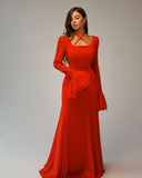 Vestido ajustado con escote cuadrado, mangas de campana y cordones