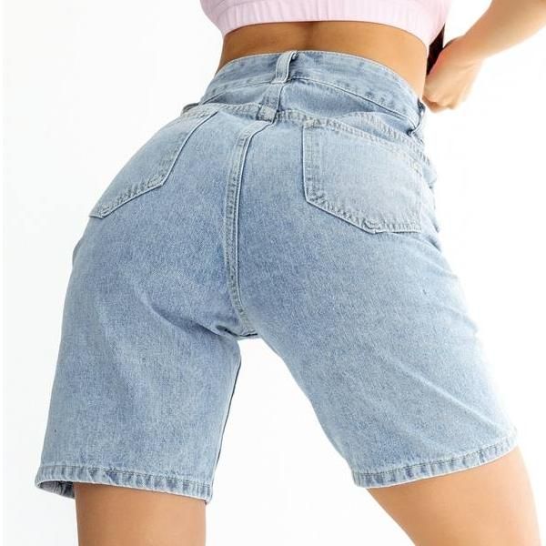 Klassische blaue knielange Jeansshorts