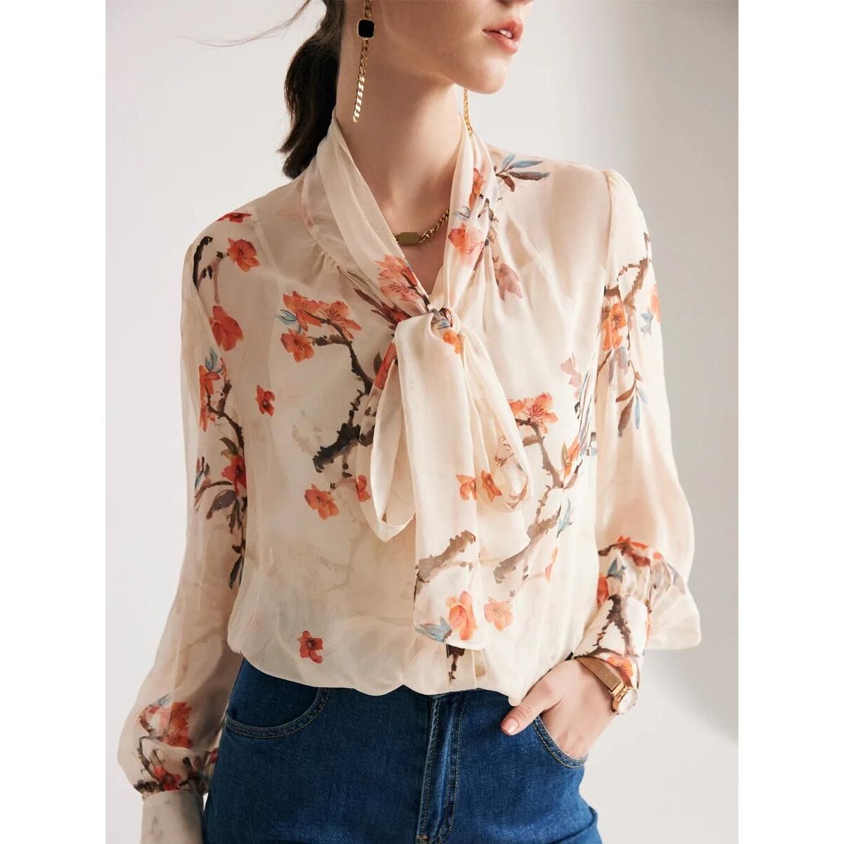 Blusa elegante con cuello de lazo en mezcla de seda floral