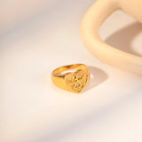 Anillo grueso de acero chapado en oro con ángel y corazón