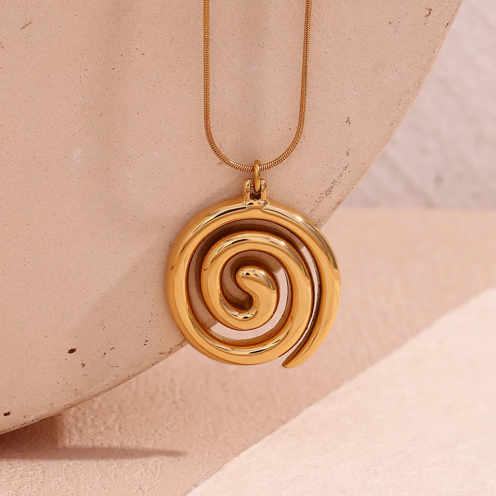 Halskette mit Schlangenketten-Anhänger „Vortex Spiral“ aus 18 Karat Gold