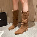 Botas de media caña holgadas, con punta afilada y tacón ancho