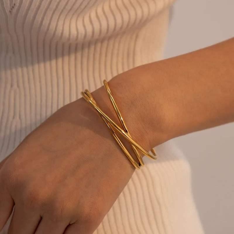 Brazalete multicapa de acero inoxidable bañado en oro de 18 quilates