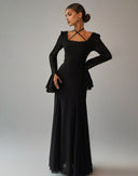 Vestido ajustado con escote cuadrado, mangas de campana y cordones