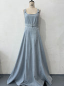 Vestido midi de mezclilla con tirantes finos y lazada en la cintura