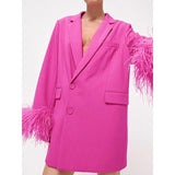 Elegante blazer empalmado de plumas rosas