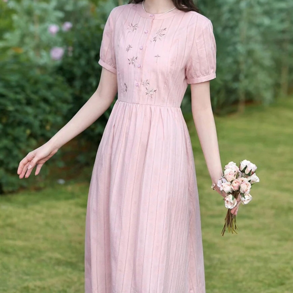 Sommerliches rosa Kleid mit Stickerei