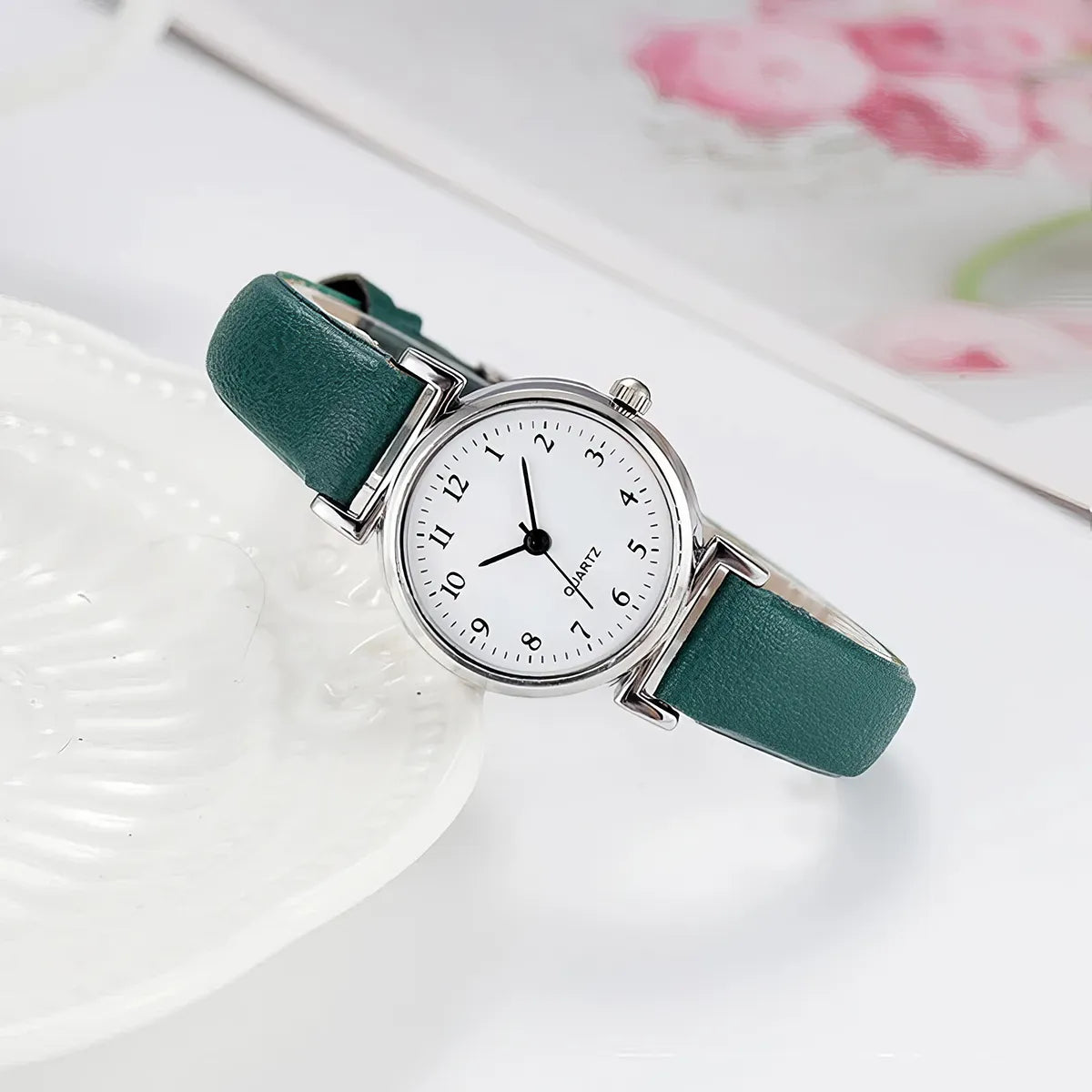 Elegante reloj de cuarzo con correa de cuero: tu accesorio de moda atemporal