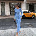 Vestido largo de punto azul con cuello redondo y abertura para mujer