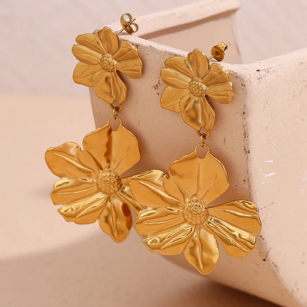 Pendientes colgantes con dos flores bañados en oro de 18 quilates: acero inoxidable resistente al agua y al deslustre