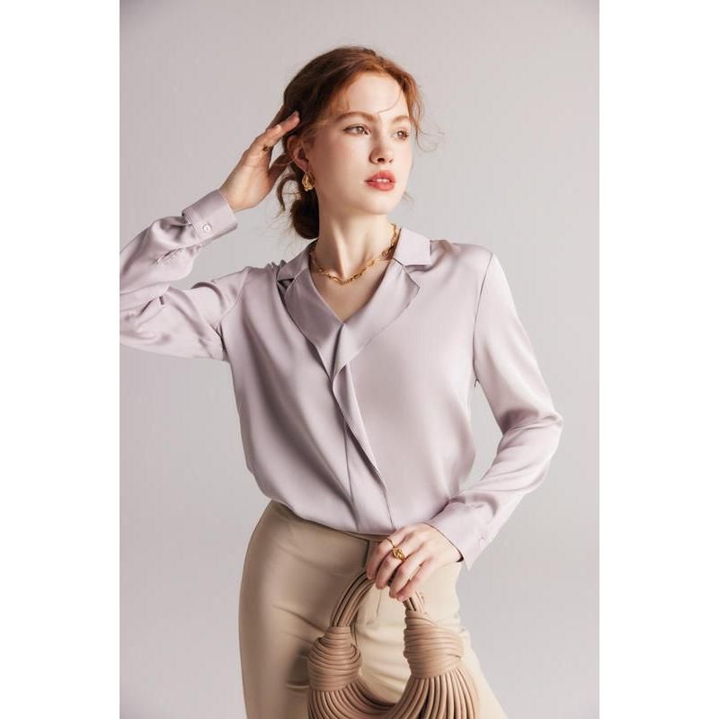 Blusa de seda elegante con cuello en V y volantes