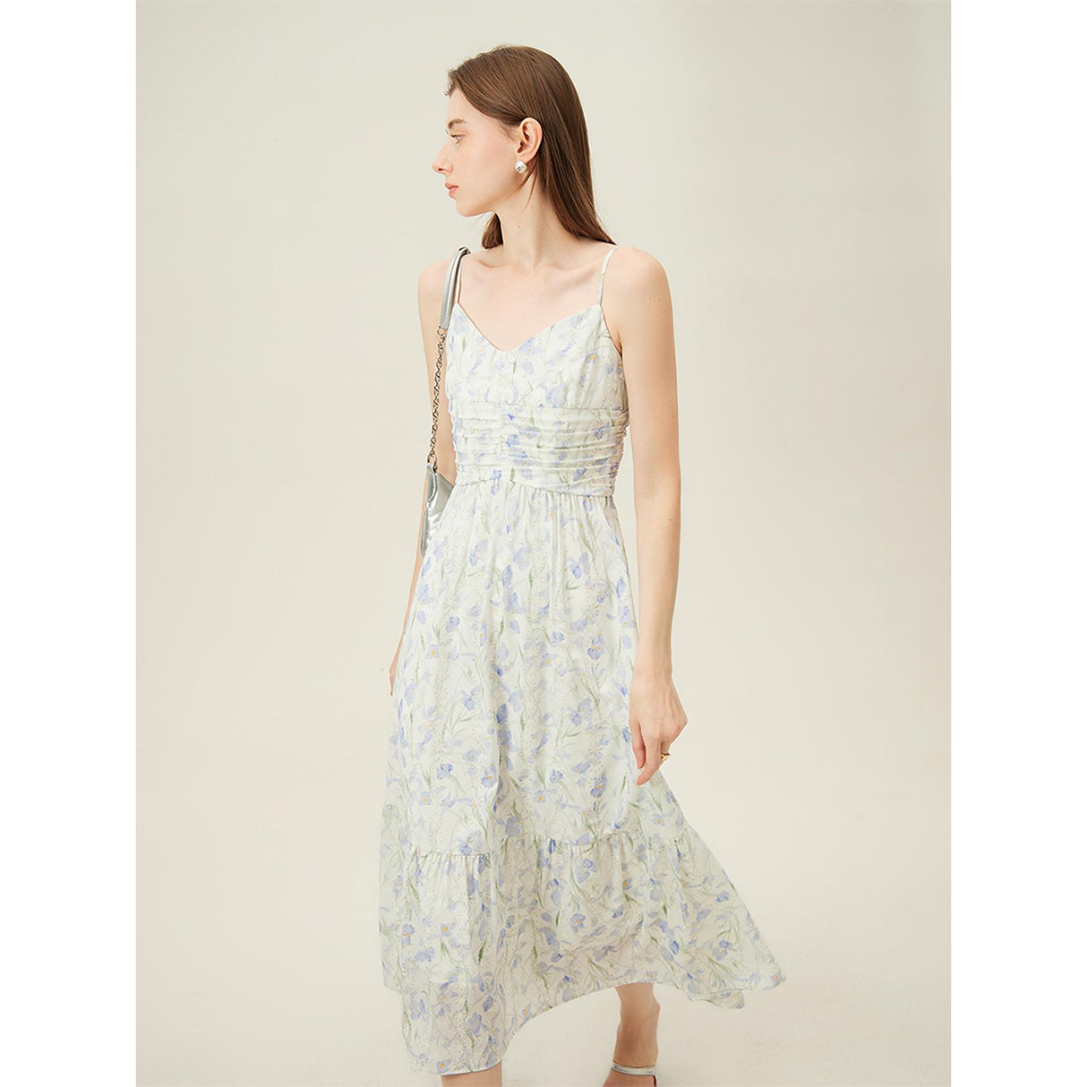 Vestido midi evasé floral de verano con tirantes finos