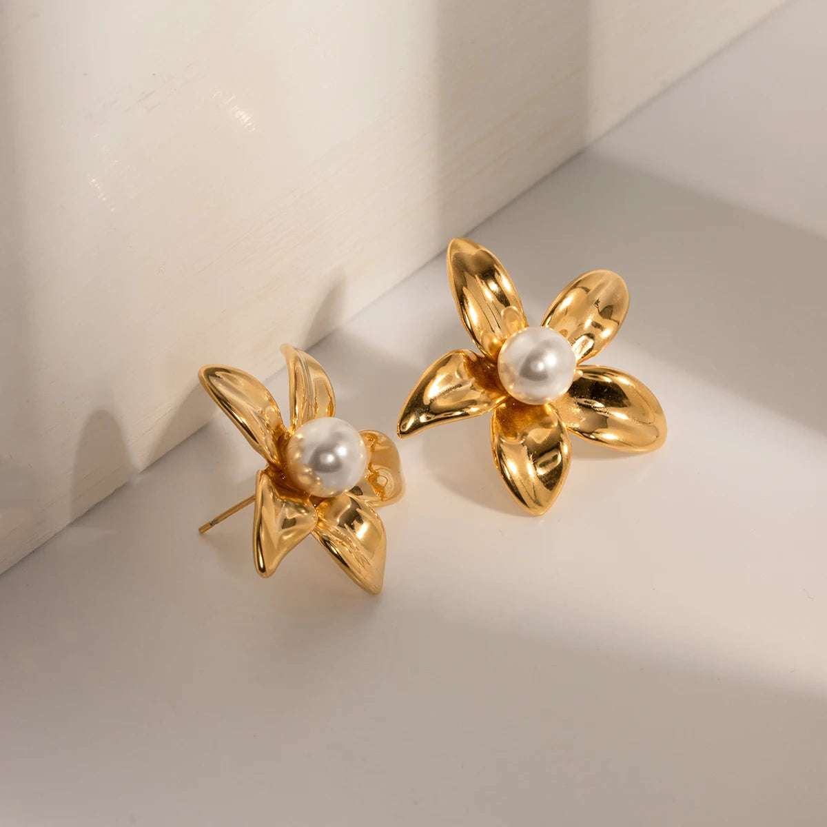 Pendientes de acero inoxidable con forma de flor en oro de 18 quilates con incrustaciones de perlas