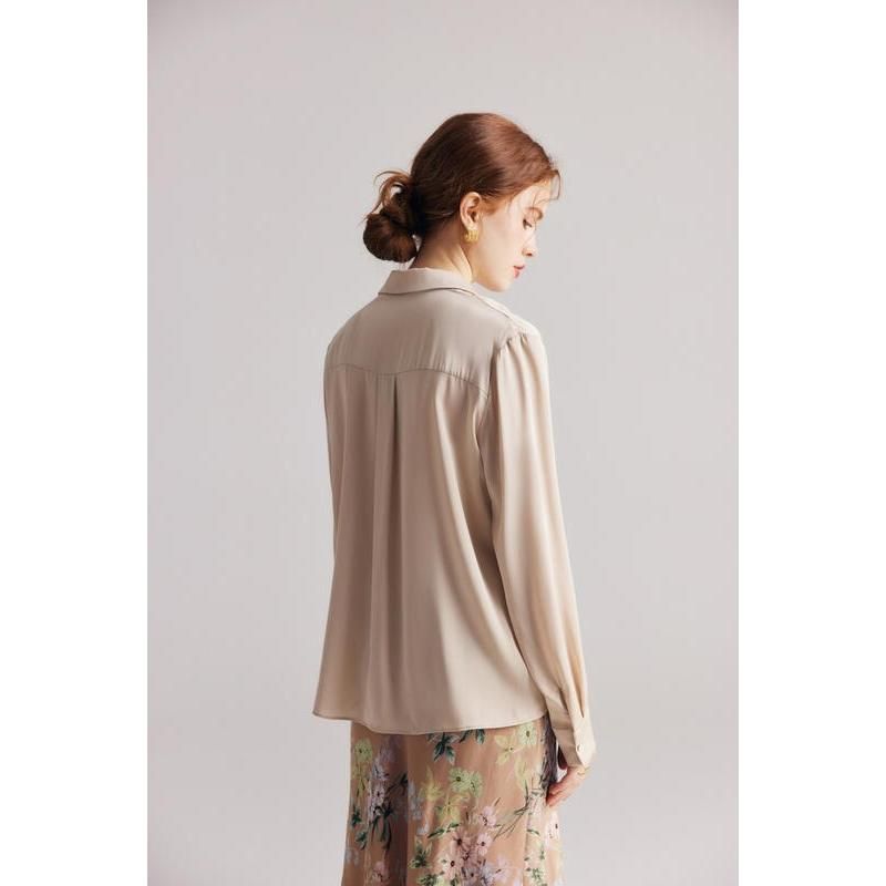 Blusa de seda elegante con cuello en V y volantes