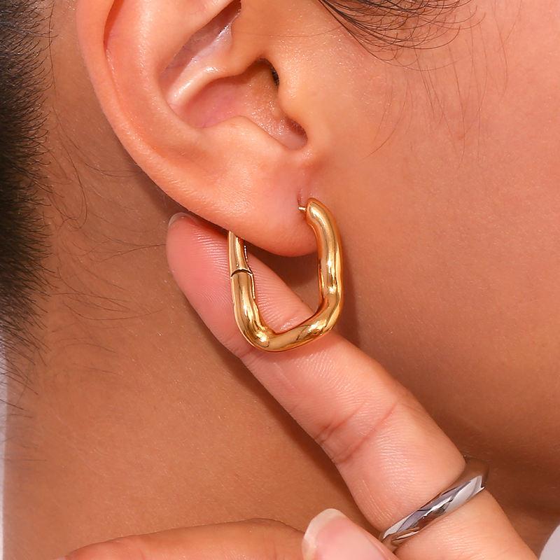 Pendientes de aro de acero inoxidable chapados en oro de 18 quilates con forma de U de moda