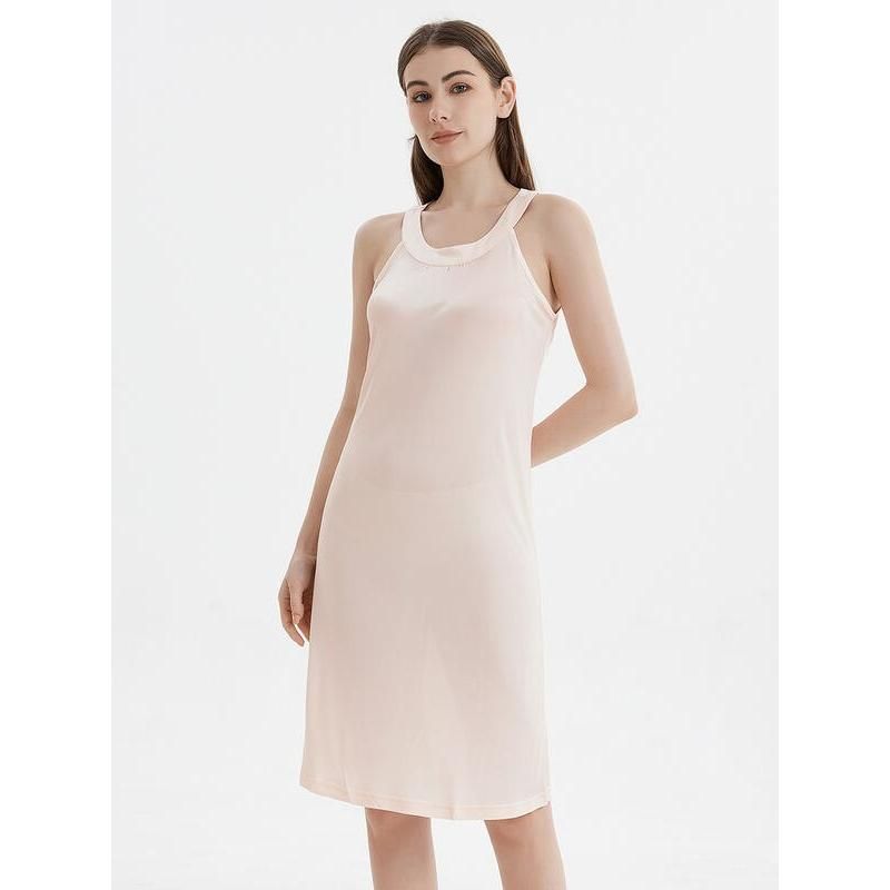 Vestido midi elegante con cuello halter en mezcla de seda