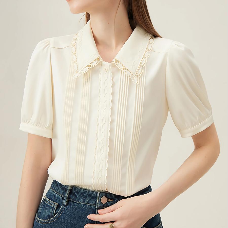 Elegante blusa de verano con cuello polo bordada y mangas de pétalos