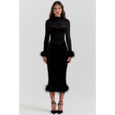 Elegante vestido midi sexy con plumas