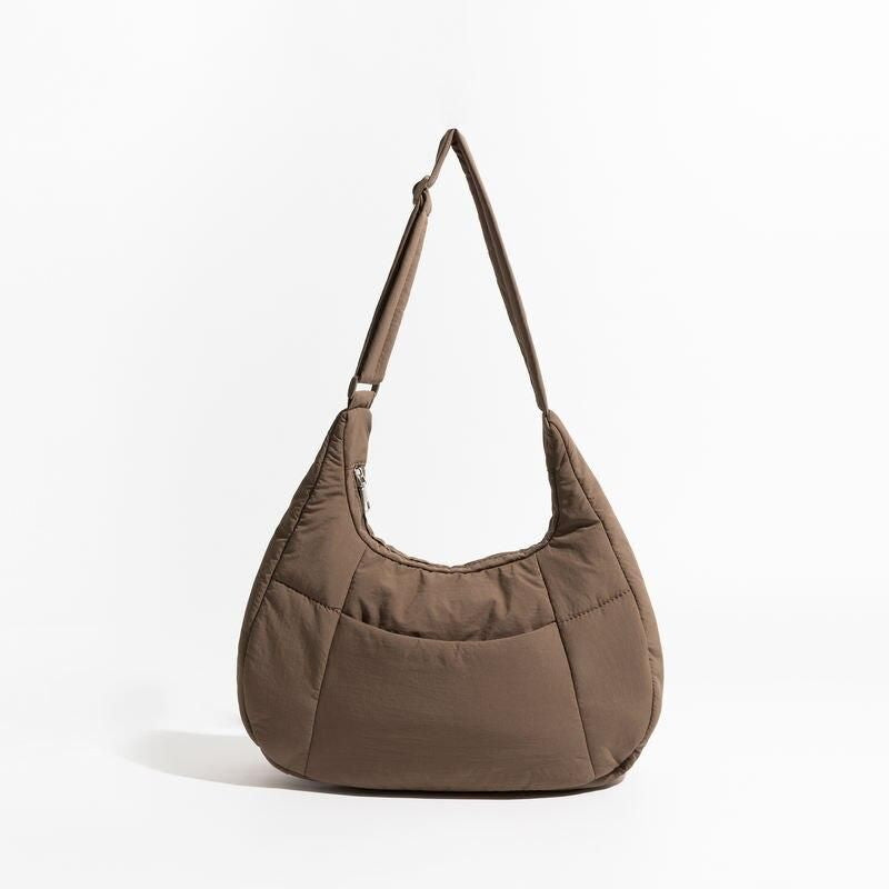 Bolso de hombro acolchado con forma de media luna elegante