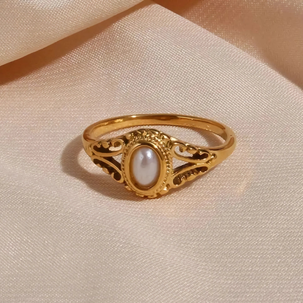 Anillo de perla de agua dulce con textura hueca bañado en oro de 18 quilates