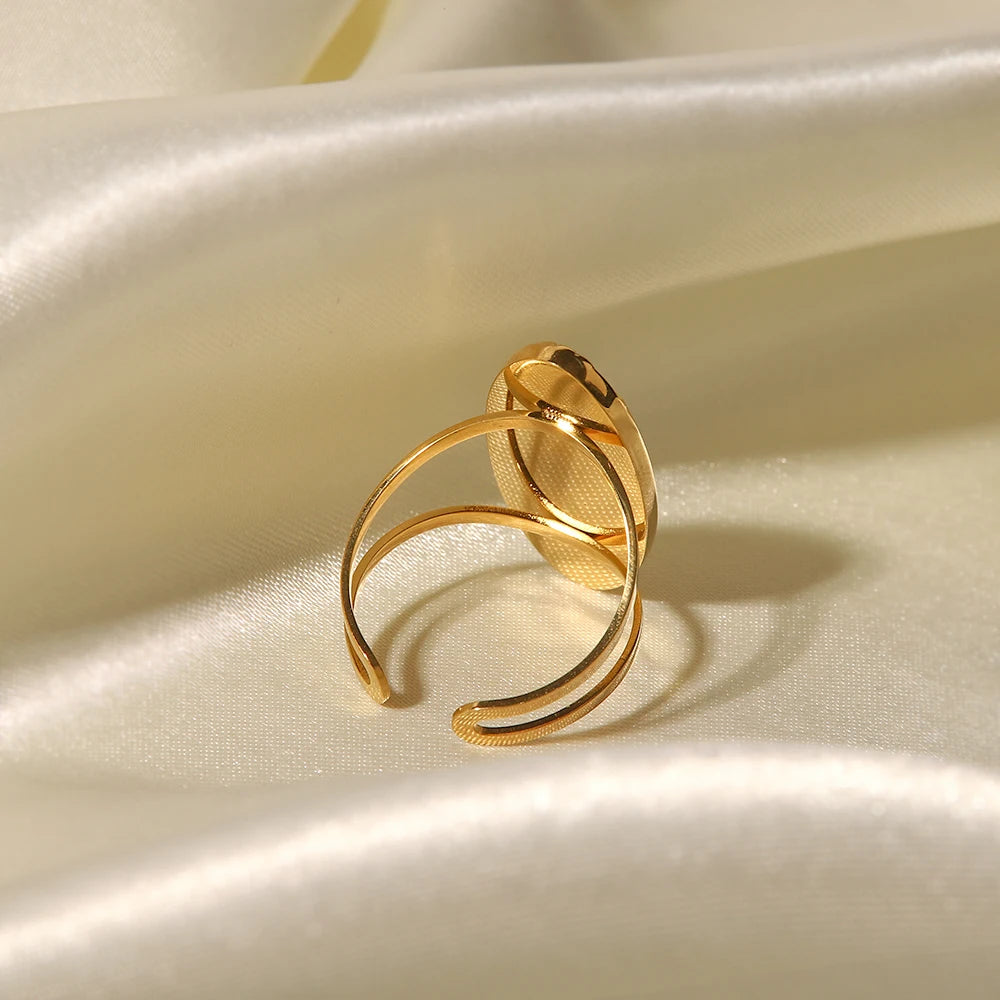 Elegante anillo ajustable con perla y concha ovalada bañada en oro