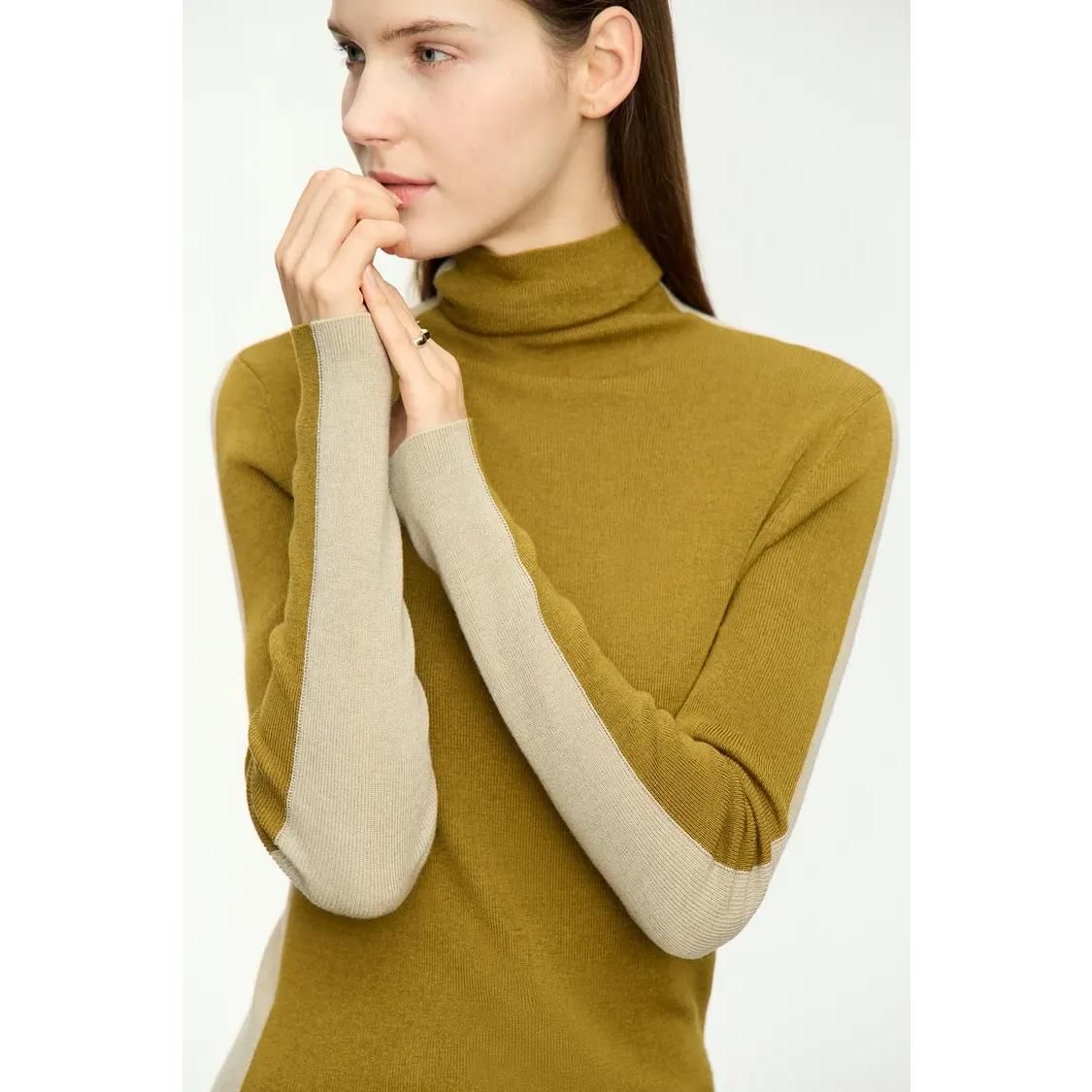 Schmaler Rollkragenpullover mit Patchwork