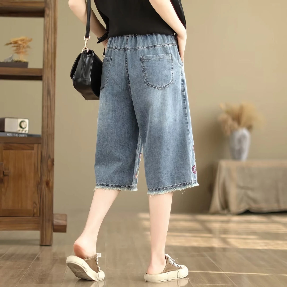 Sommerliche Vintage-Caprihose aus Denim mit weitem Bein und Blumenstickerei