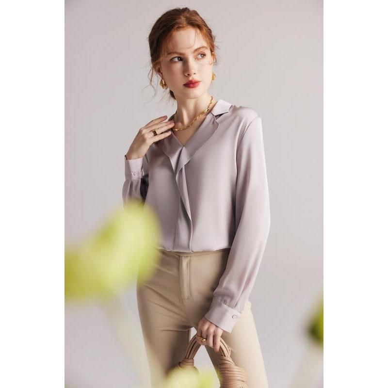 Blusa de seda elegante con cuello en V y volantes