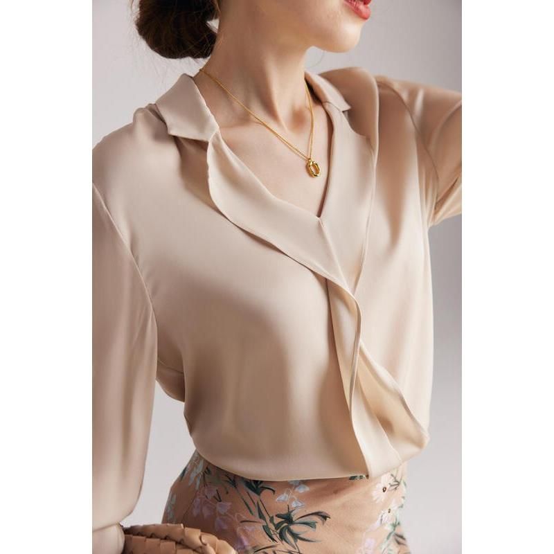 Elegante Seidenbluse mit Rüschen und V-Ausschnitt