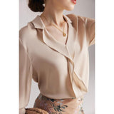 Blusa de seda elegante con cuello en V y volantes