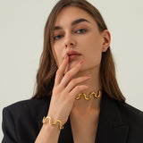 Juego de pulsera y collar ondulados de acero inoxidable chapado en oro de 18 quilates para mujer