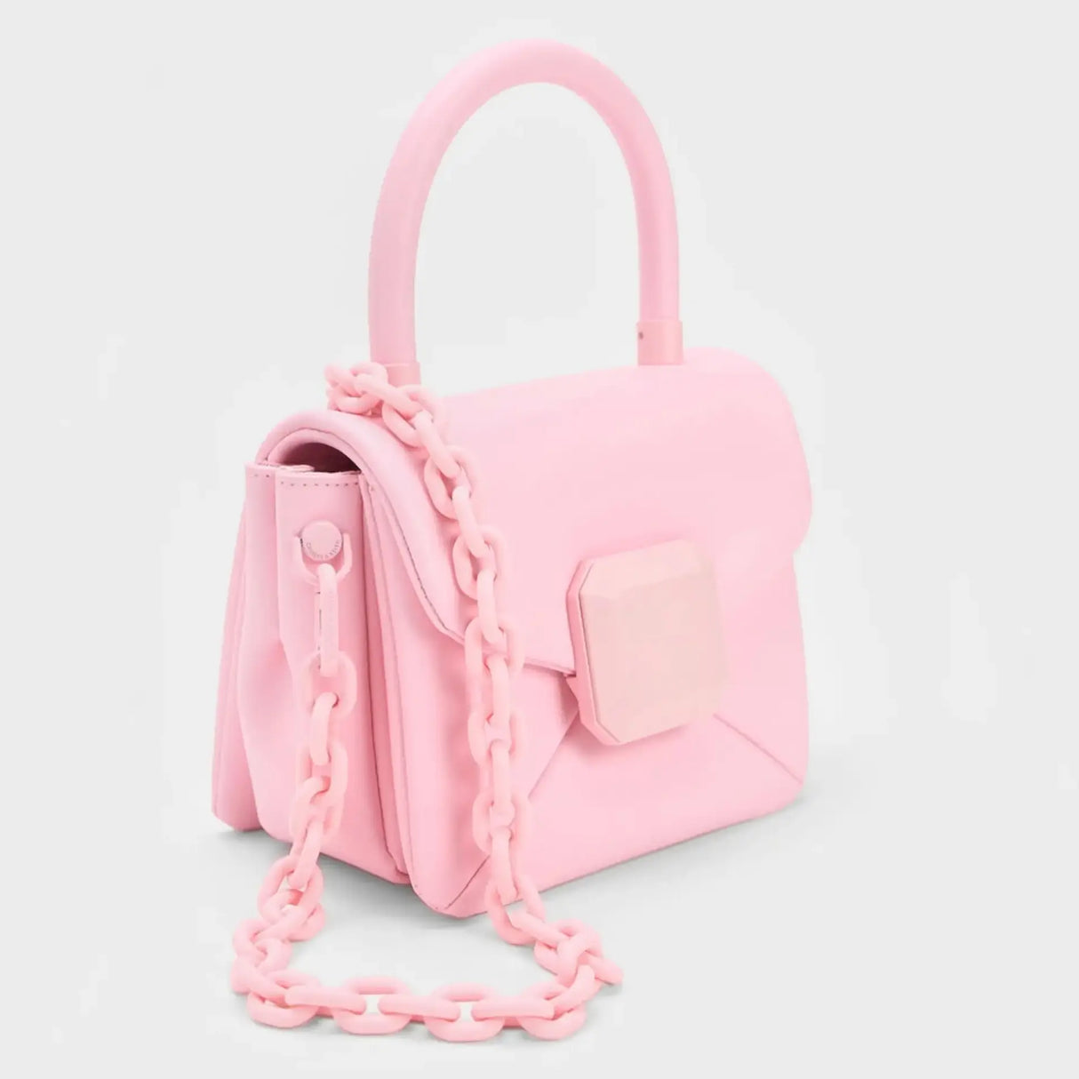 Bolso cuadrado pequeño con cadena y mano