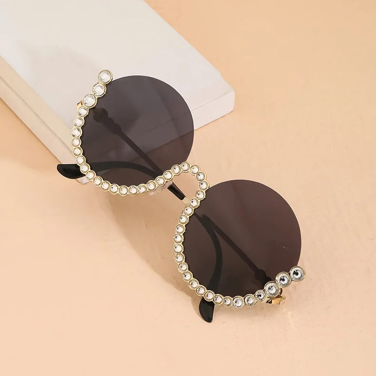 Sonnenbrille mit runden Strasssteinen und Diamanten