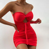 Minivestido seductor rojo con hombros descubiertos y volantes