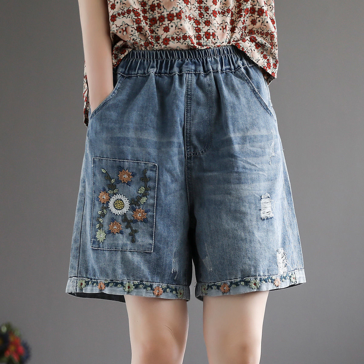 Sommerliche Jeansshorts mit Blumenstickerei, hoher Taille und weitem Bein