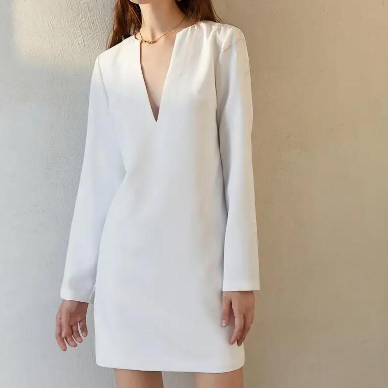 Elegante vestido túnica con escote en pico para fiestas