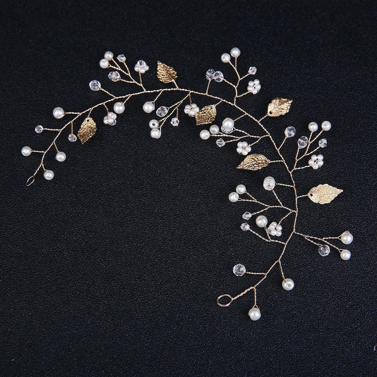 Diadema con hojas y flores de perla: elegante tocado nupcial