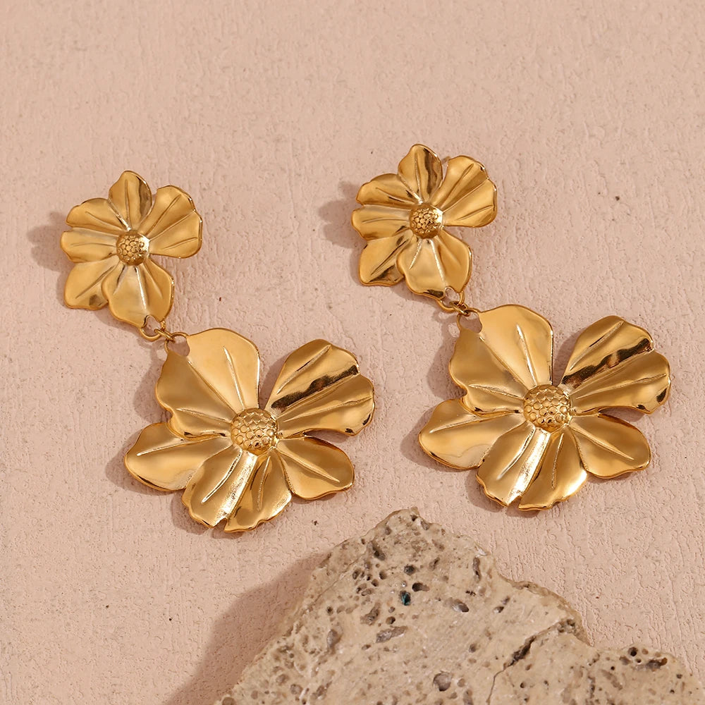 Pendientes colgantes con dos flores bañados en oro de 18 quilates: acero inoxidable resistente al agua y al deslustre