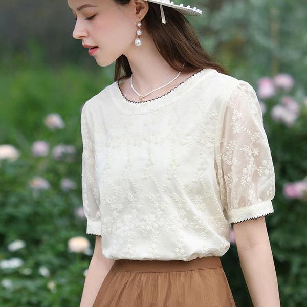 Elegante Bluse mit Blumenstickerei und Puffärmeln