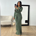 Vestido de mujer con cuello redondo, manga con volantes y detalle de hebilla