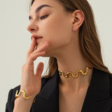 Juego de pulsera y collar ondulados de acero inoxidable chapado en oro de 18 quilates para mujer