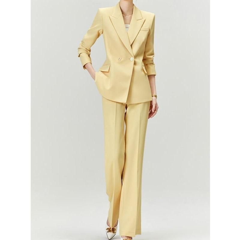 Elegante traje pantalón de oficina amarillo