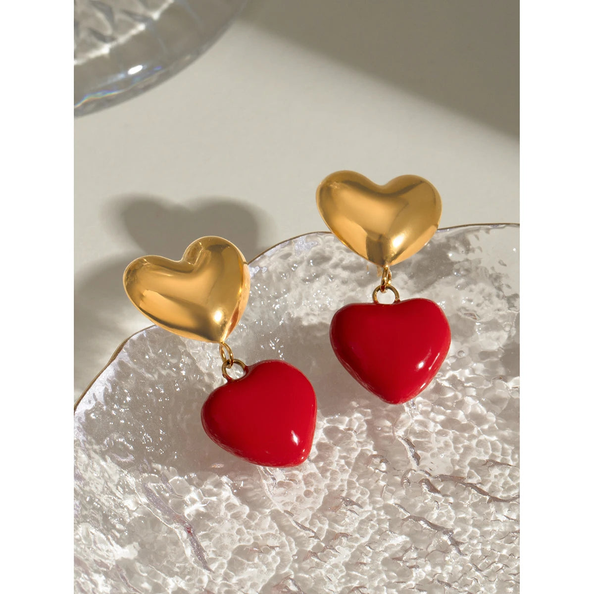 Pendientes colgantes de corazón rojo bañados en oro de 18 quilates para mujer